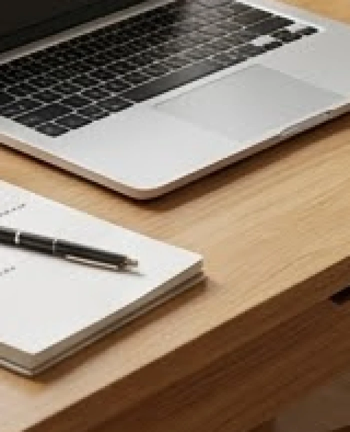 Quả cầu thạch anh vàng đặt trên góc bàn làm việc gỗ hỗ trợ tư duy sáng tạo cho người mệnh Thổ