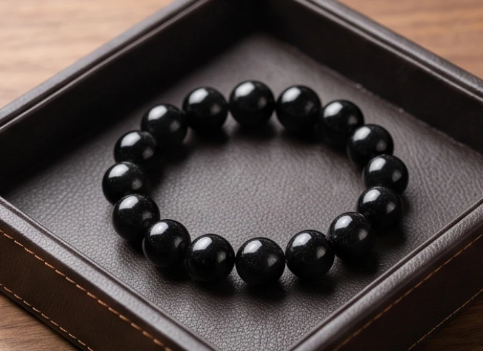 Chuỗi vòng tay nam đá tourmaline đen hạt tròn trơn bản to với thiết kế nam tính mạnh mẽ đặt trên bọc da cao cấp