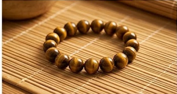 Vòng tay đá mắt hổ vàng nâu mang lại sự vững tâm và bảo vệ tài lộc cho nam mạng Canh Tý