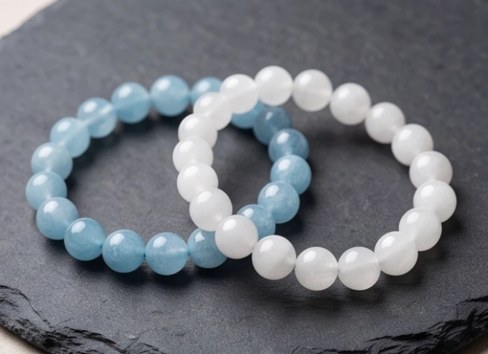 Vòng tay đá thạch anh trắng và xanh aquamarine tự nhiên mang lại sinh khí thanh sạch cho người sinh năm ất mão mệnh thủy