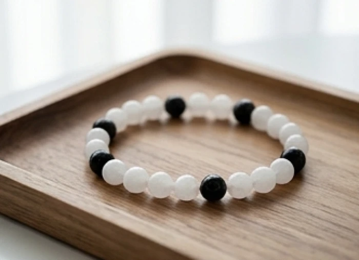 Chuỗi vòng tay thạch anh trắng và thạch anh đen hạt tròn nhỏ nhẹ nhàng cho cổ tay người cao tuổi Nhâm Thìn