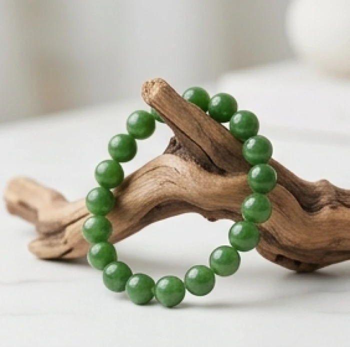 Chiếc vòng đá cẩm thạch xanh lục đại diện cho năng lượng tương sinh mạnh mẽ mang lại sự bình an