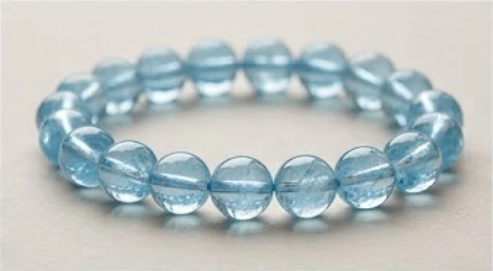 Chuỗi vòng hạt đá Aquamarine màu xanh nước biển trong vắt tỏa sáng dưới ánh nắng mặt trời