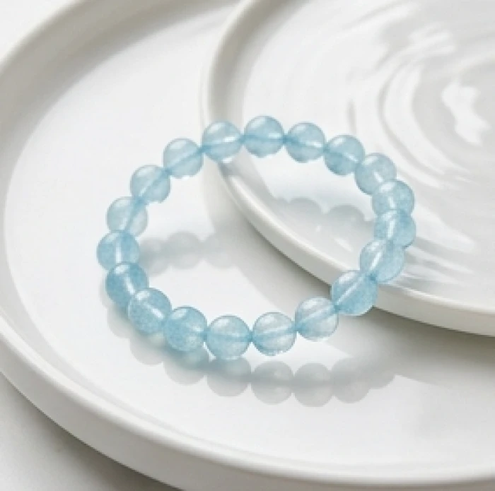 Chiếc vòng tay đá Aquamarine màu xanh lam thanh khiết mang lại sự tập trung cho tuổi Quý Mùi