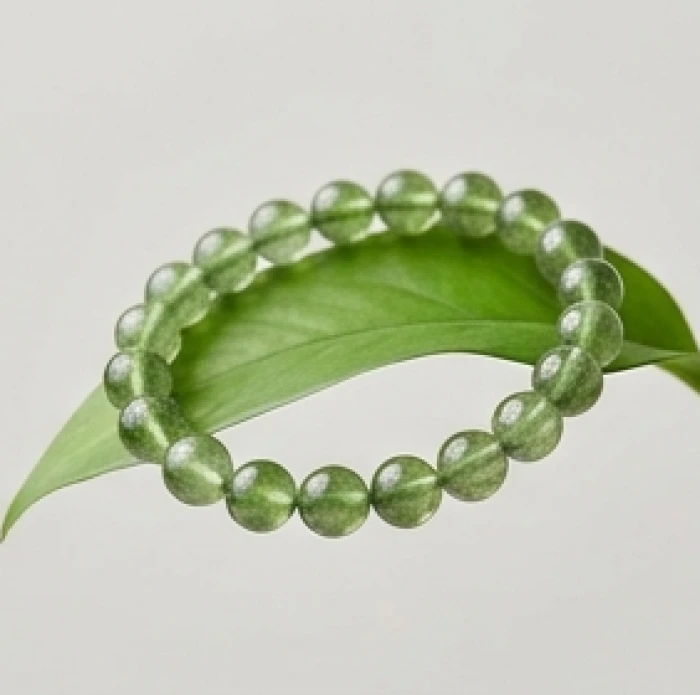 Chuỗi vòng tay đá Diopside tự nhiên với sắc xanh lục trong trẻo dành cho người Kỷ Mùi