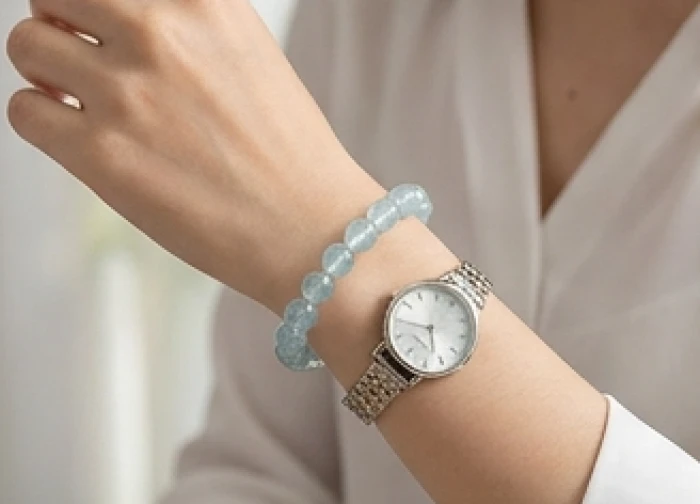 Cổ tay nữ giới thanh mảnh đeo vòng đá kích thước 8mm tinh tế phối cùng đồng hồ thời trang