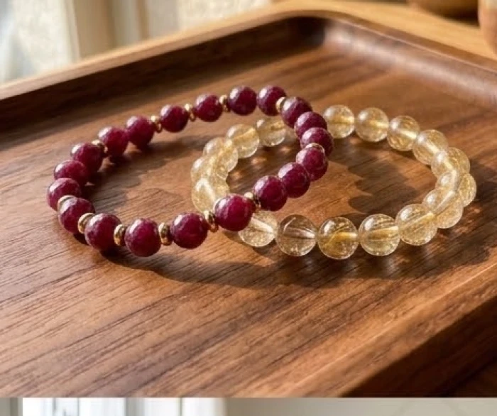 Hai chiếc vòng tay phong thủy làm từ đá Ruby đỏ và Thạch anh tóc vàng lấp lánh