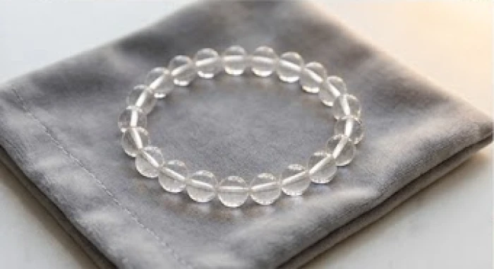 Vòng tay đá thạch anh trắng kết hợp hạt lớn được bo tròn tinh tế mang lại sự thanh thản