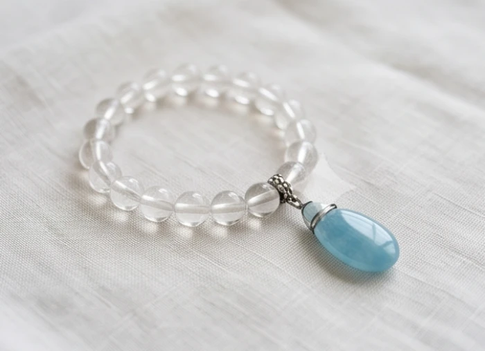 Vòng đá thạch anh trắng tinh khiết cùng mặt dây chuyền Aquamarine xanh nước biển mang lại bình an