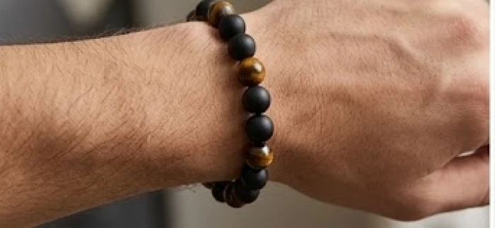 Chuỗi vòng hạt đá kích thước 12mm cân đối trên cổ tay nam giới