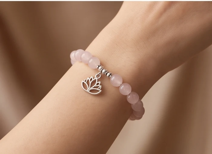 Chuỗi vòng thạch anh hồng 8mm phối charm bạc hoa sen tinh tế trên cổ tay phái đẹp