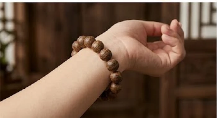 Vòng tay trầm hương với các hạt gỗ nâu bóng mộc mạc tỏa hương thơm dịu nhẹ
