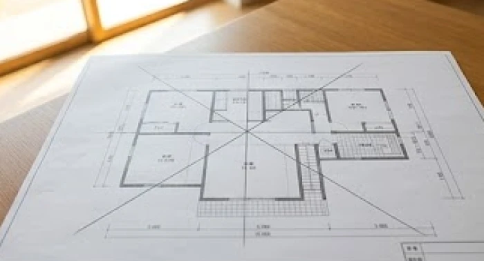 Bản vẽ mặt bằng căn hộ được đánh dấu đường chéo để tìm giao điểm trọng tâm chuẩn xác