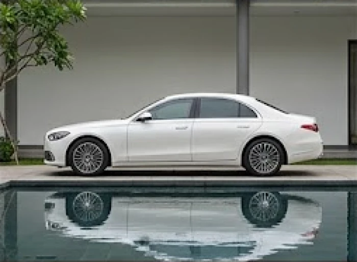 Chiếc sedan màu trắng ngọc trai tinh khiết mang năng lượng tĩnh lặng hỗ trợ sự tập trung khi lái xe