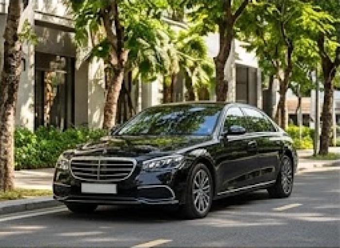 Mẫu xe ô tô sang trọng màu đen bóng phản chiếu ánh sáng tự nhiên hợp phong thủy cho tuổi bính tý mệnh thủy