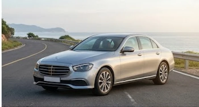Chiếc ô tô sang trọng màu xám bạc ánh kim bền màu và hợp mệnh Sa Trung Kim cho người tuổi Giáp Ngọ 1954