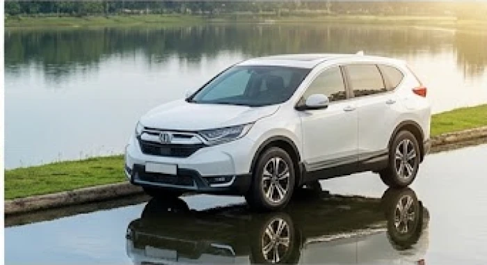 Mẫu ô tô SUV màu trắng bạc hiện đại tương sinh cho nam giới tuổi Canh Ngọ 1990 thuộc cung Khảm hành Thủy