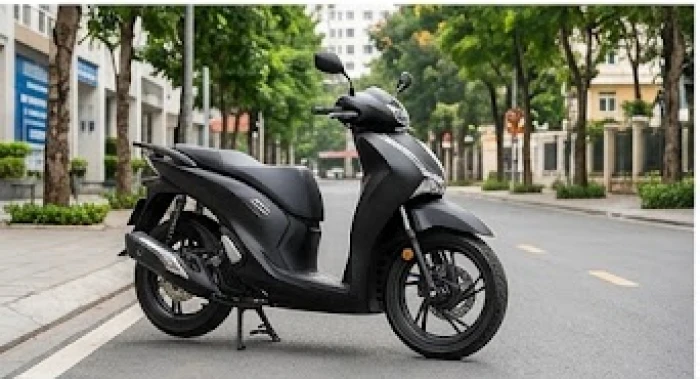 Chiếc xe máy tay ga màu đen nhám sạch sẽ và năng động hợp mệnh Dương Liễu Mộc cho bạn trẻ tuổi Nhâm Ngọ 2002