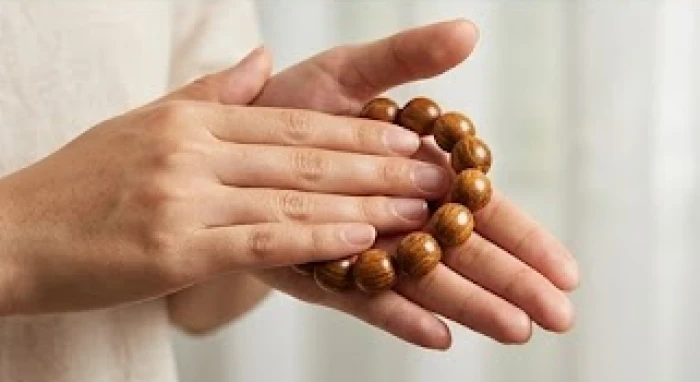 Dùng hai lòng bàn tay xoa nhẹ nhàng các hạt vòng trầm hương để kích thích tinh dầu tiết ra
