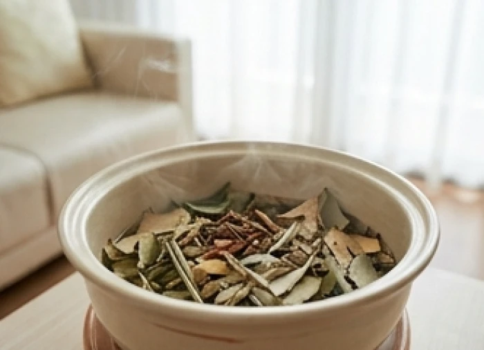 Nồi nước thảo mộc bồ kết và ngải cứu tỏa khói thơm dịu để thanh lọc không khí nhà ở